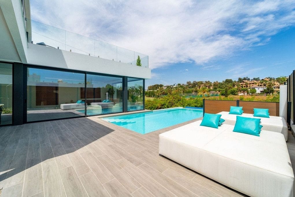 5 soveværelse Villa til salg i Estepona med swimmingpool garage - € 1.795.000 (Ref: 9611252)