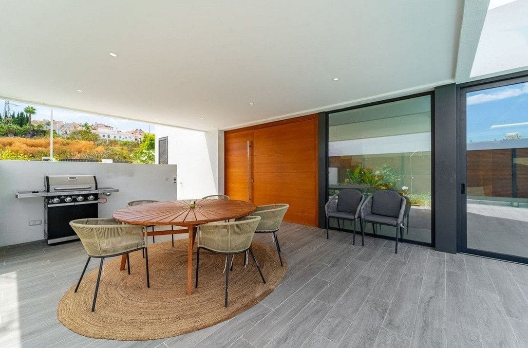 5 soveværelse Villa til salg i Estepona med swimmingpool garage - € 1.795.000 (Ref: 9611252)