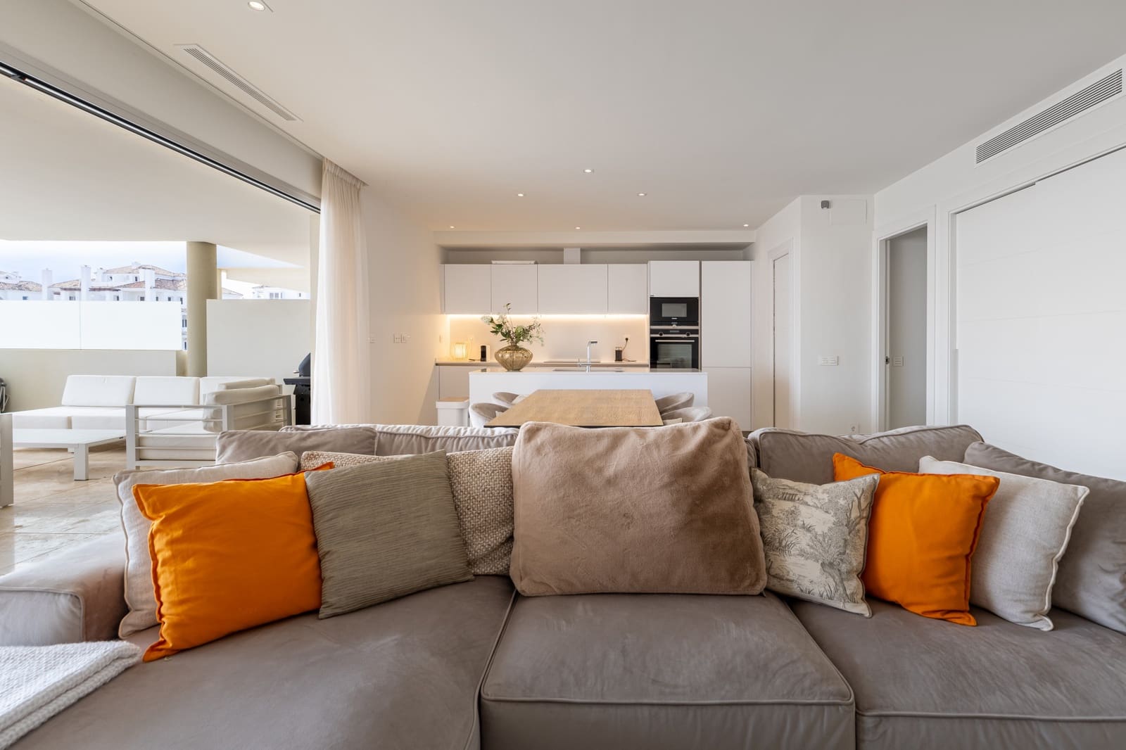 2 slaapkamer Appartement te koop in Nueva Andalucia met zwembad garage - € 845.000 (Ref: 9625414)