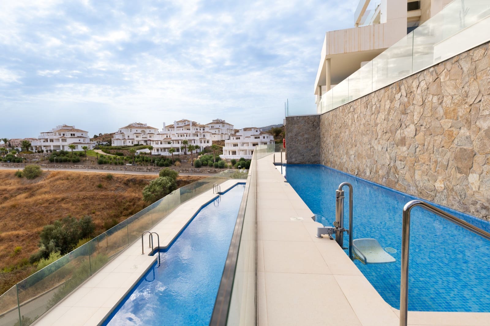 2 slaapkamer Appartement te koop in Nueva Andalucia met zwembad garage - € 845.000 (Ref: 9625414)