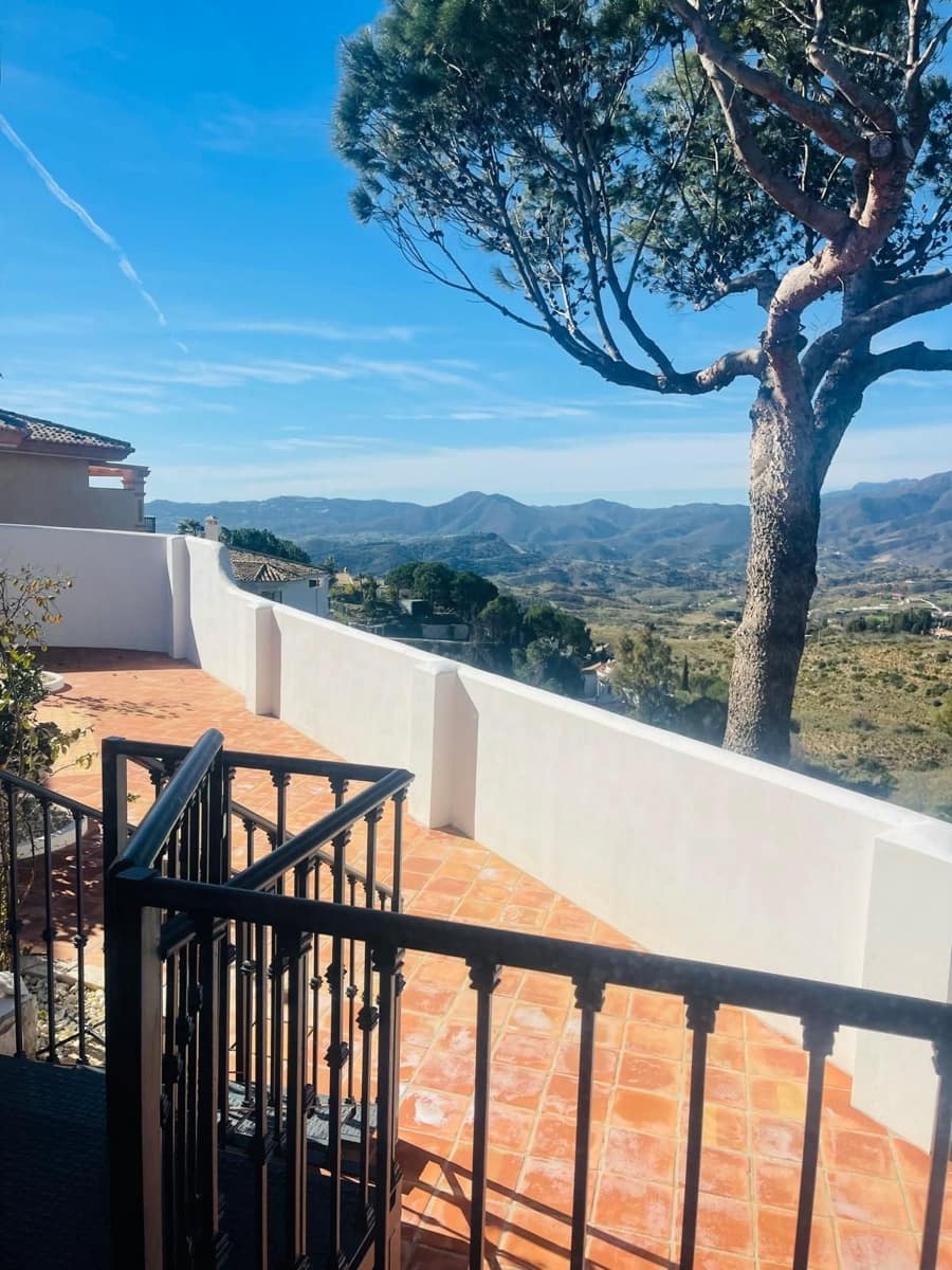 4 bedroom Villa for sale in Valtocado with pool garage - € 1,300,000 (Ref: 9625423)