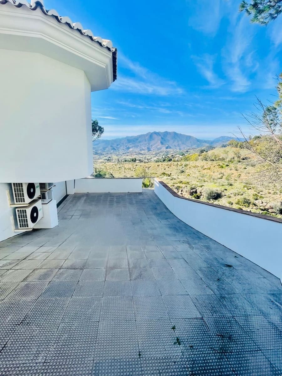 4 bedroom Villa for sale in Valtocado with pool garage - € 1,300,000 (Ref: 9625423)