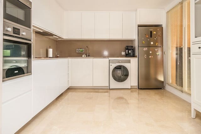 2 soveværelse Penthouse til salg i Marbella med swimmingpool garage - € 595.000 (Ref: 9625425)