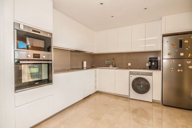 2 soveværelse Penthouse til salg i Marbella med swimmingpool garage - € 595.000 (Ref: 9625425)