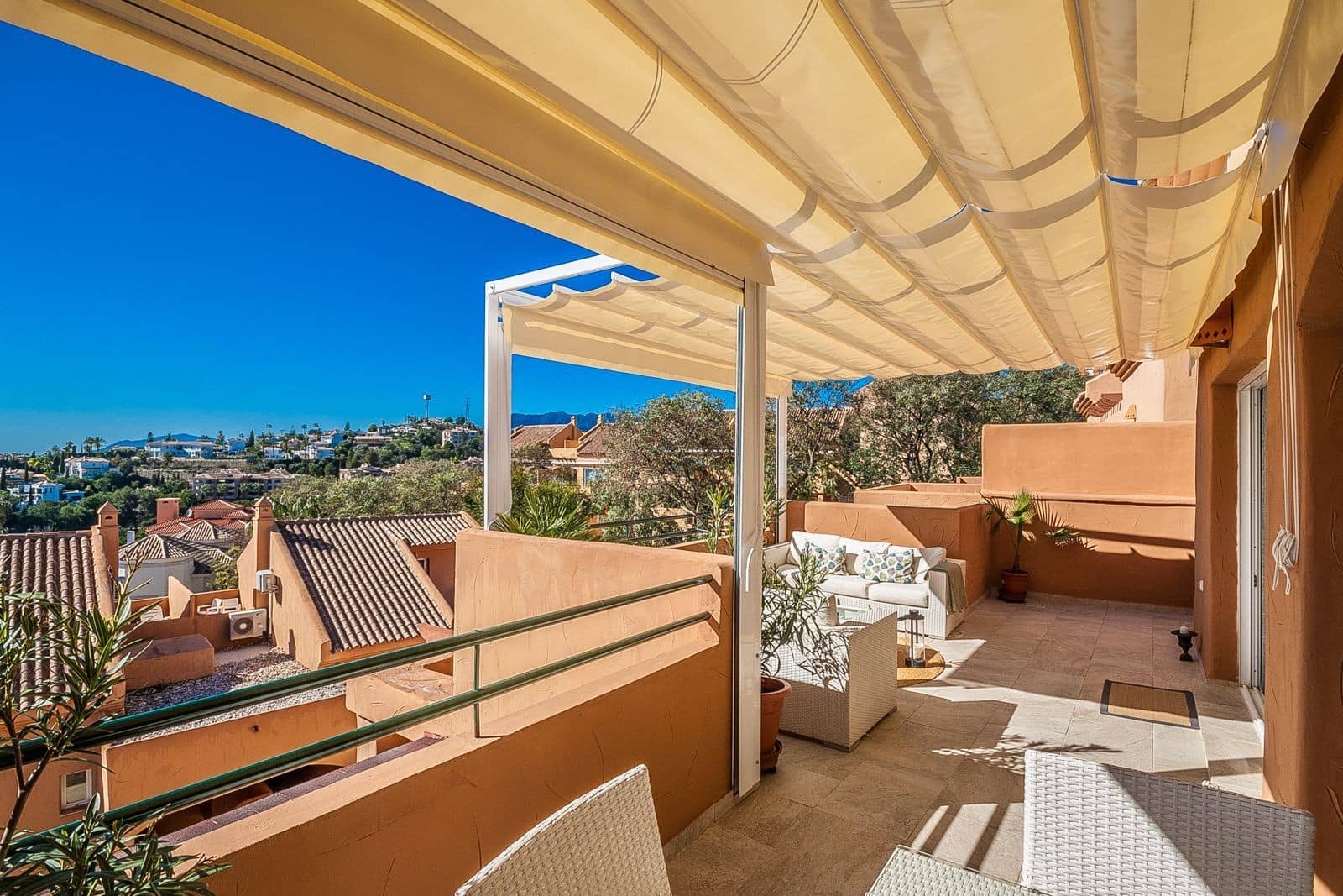 2 quarto Penthouse para venda em Marbella com piscina garagem - 595 000 € (Ref: 9625425)