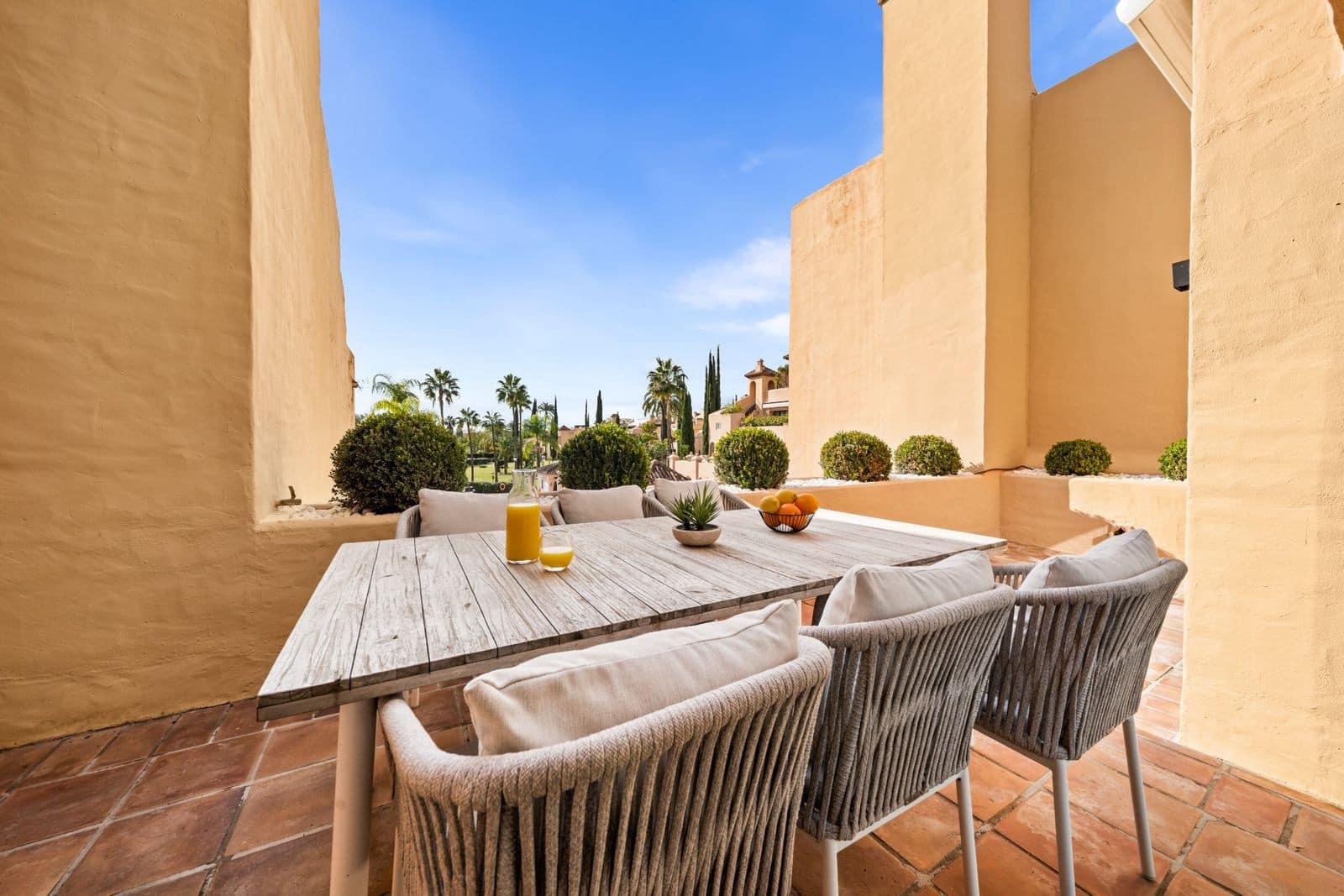 3 sypialnia Penthouse na sprzedaż w Benahavis z basenem garażem - 925 000 € (Ref: 9629821)