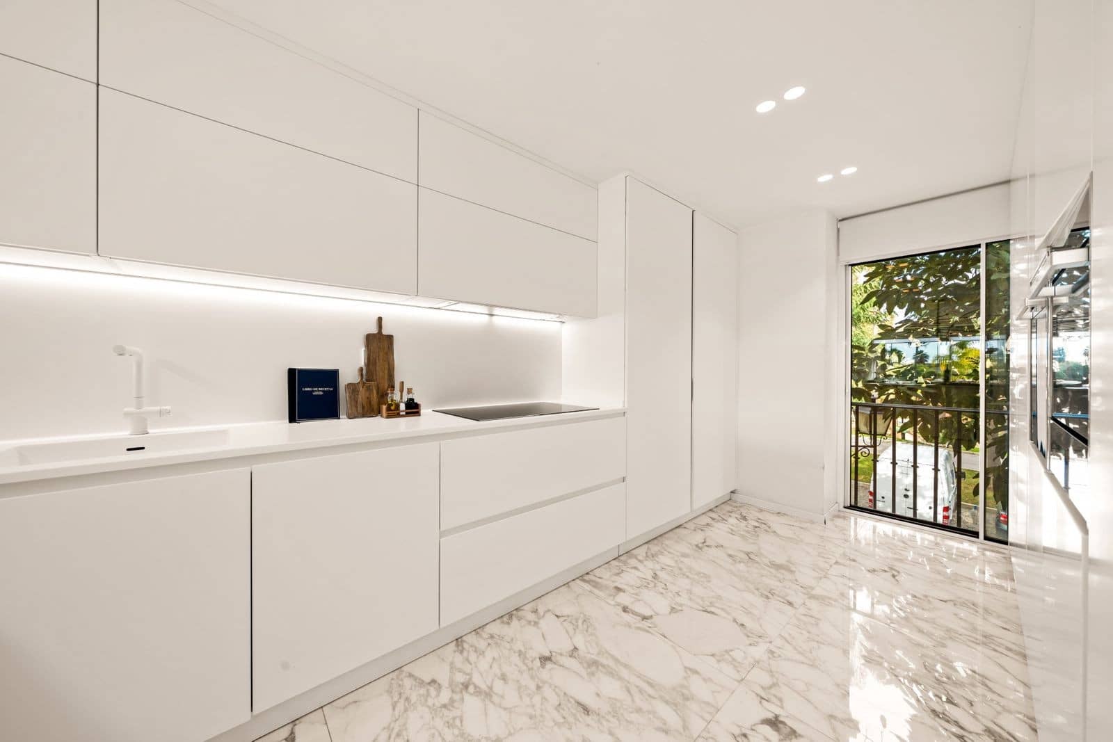 3 sypialnia Penthouse na sprzedaż w Benahavis z basenem garażem - 925 000 € (Ref: 9629821)
