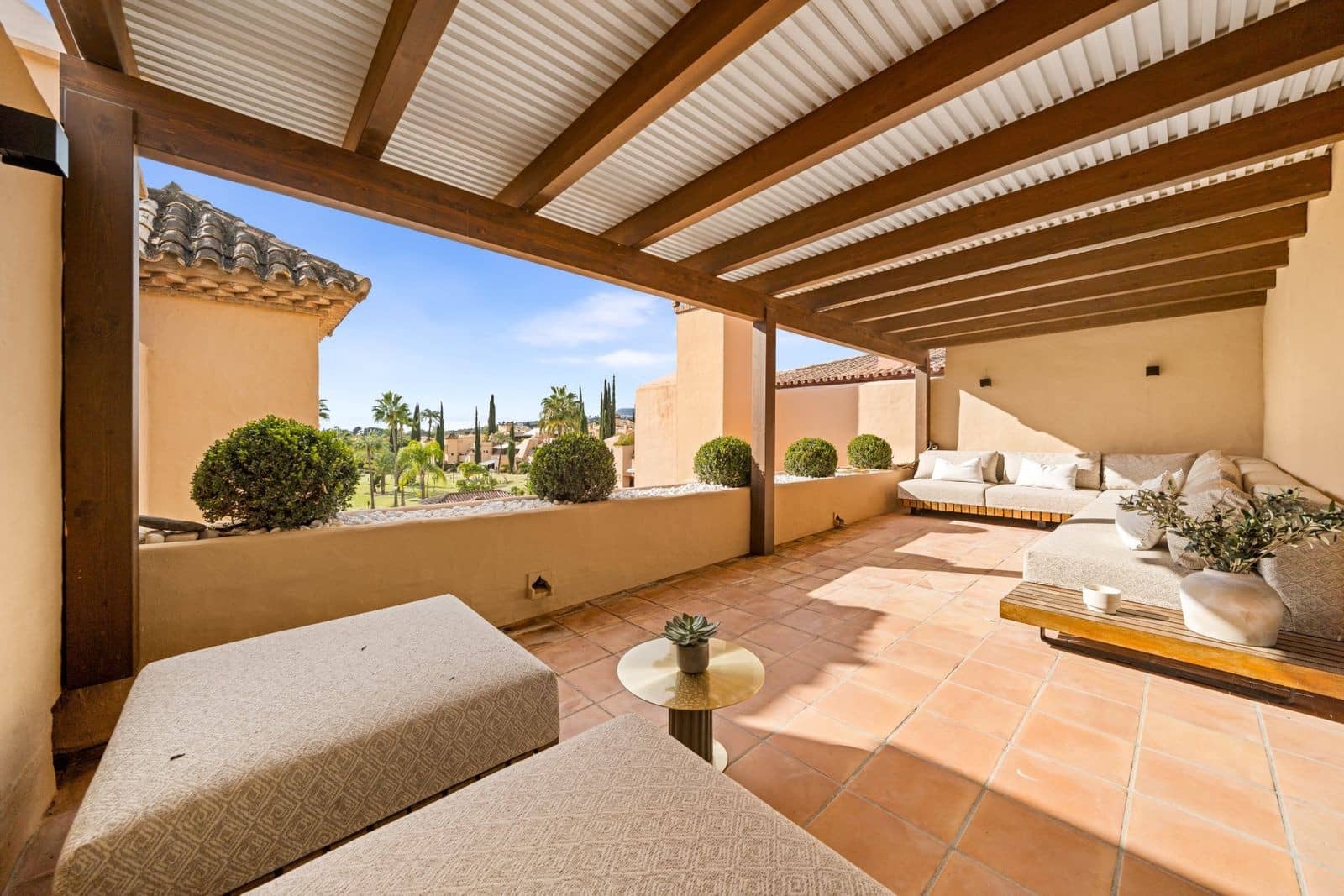 3 sypialnia Penthouse na sprzedaż w Benahavis z basenem garażem - 925 000 € (Ref: 9629821)