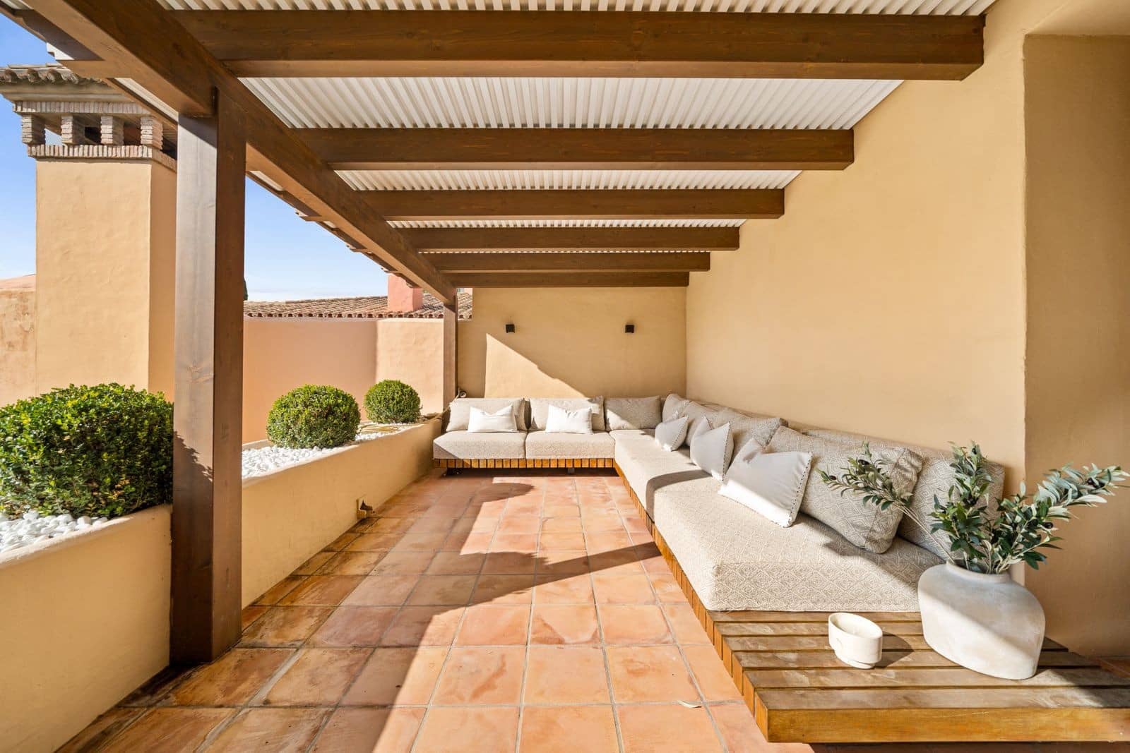 3 sypialnia Penthouse na sprzedaż w Benahavis z basenem garażem - 925 000 € (Ref: 9629821)