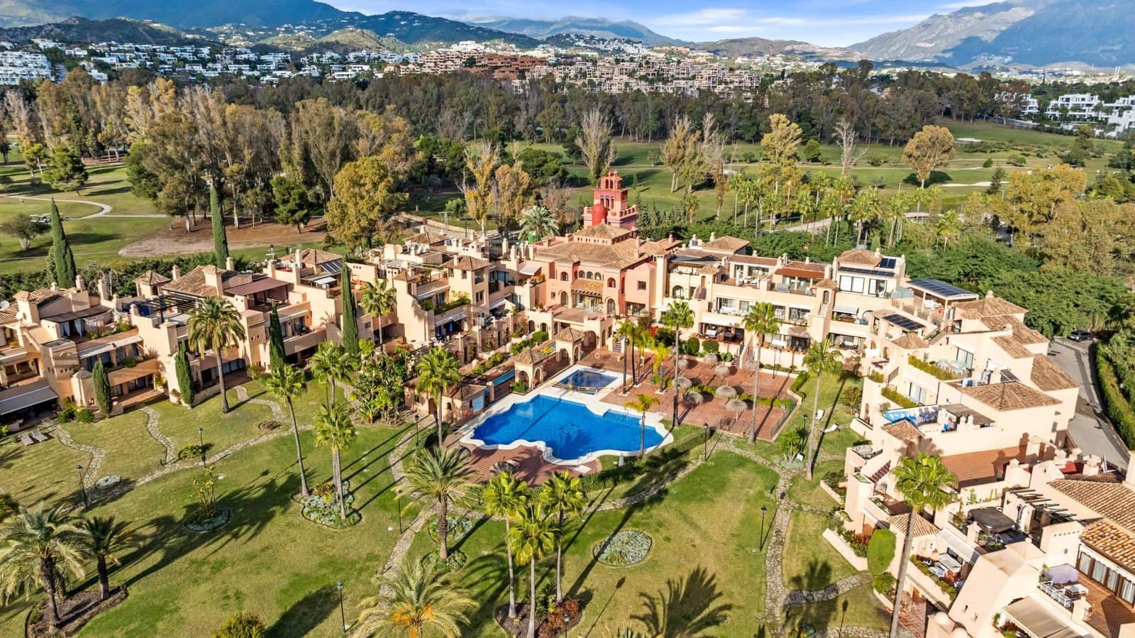 3 sypialnia Penthouse na sprzedaż w Benahavis z basenem garażem - 925 000 € (Ref: 9629821)