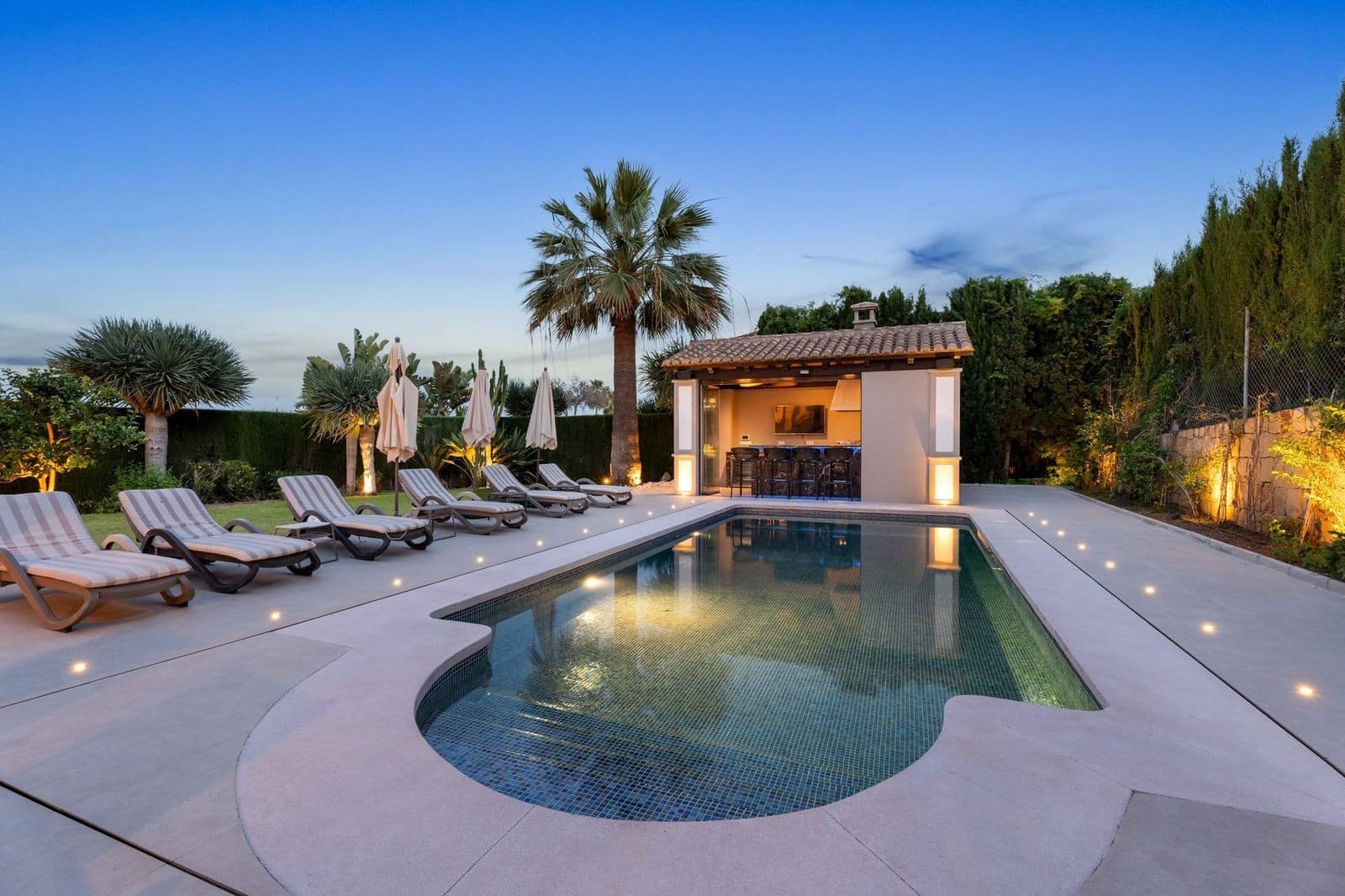 6 soveværelse Villa til salg i Nueva Andalucia med swimmingpool garage - € 3.150.000 (Ref: 9629822)
