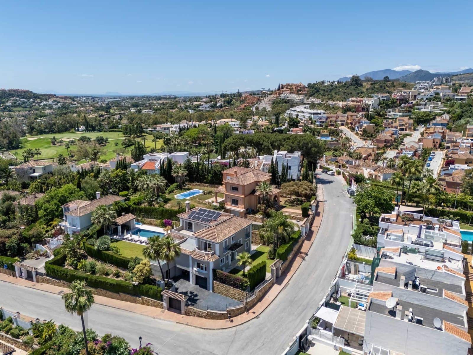 6 soveværelse Villa til salg i Nueva Andalucia med swimmingpool garage - € 3.150.000 (Ref: 9629822)