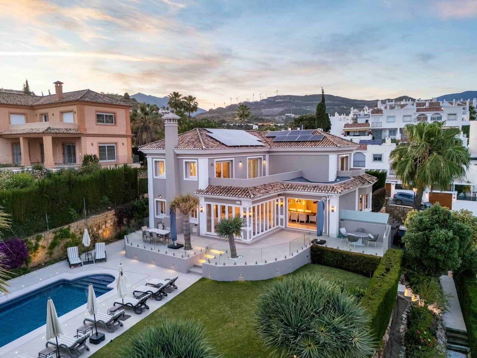 6 soveværelse Villa til salg i Nueva Andalucia med swimmingpool garage - € 3.150.000 (Ref: 9629822)