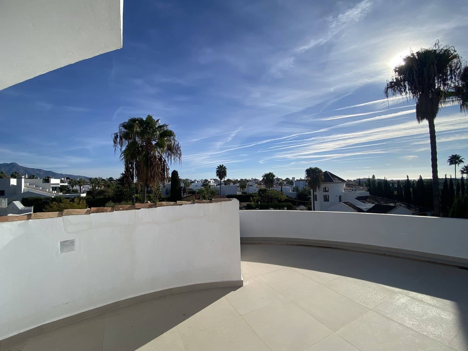 4 sovrum Villa till salu i El Paraiso med pool garage - 2 950 000 € (Ref: 9629823)