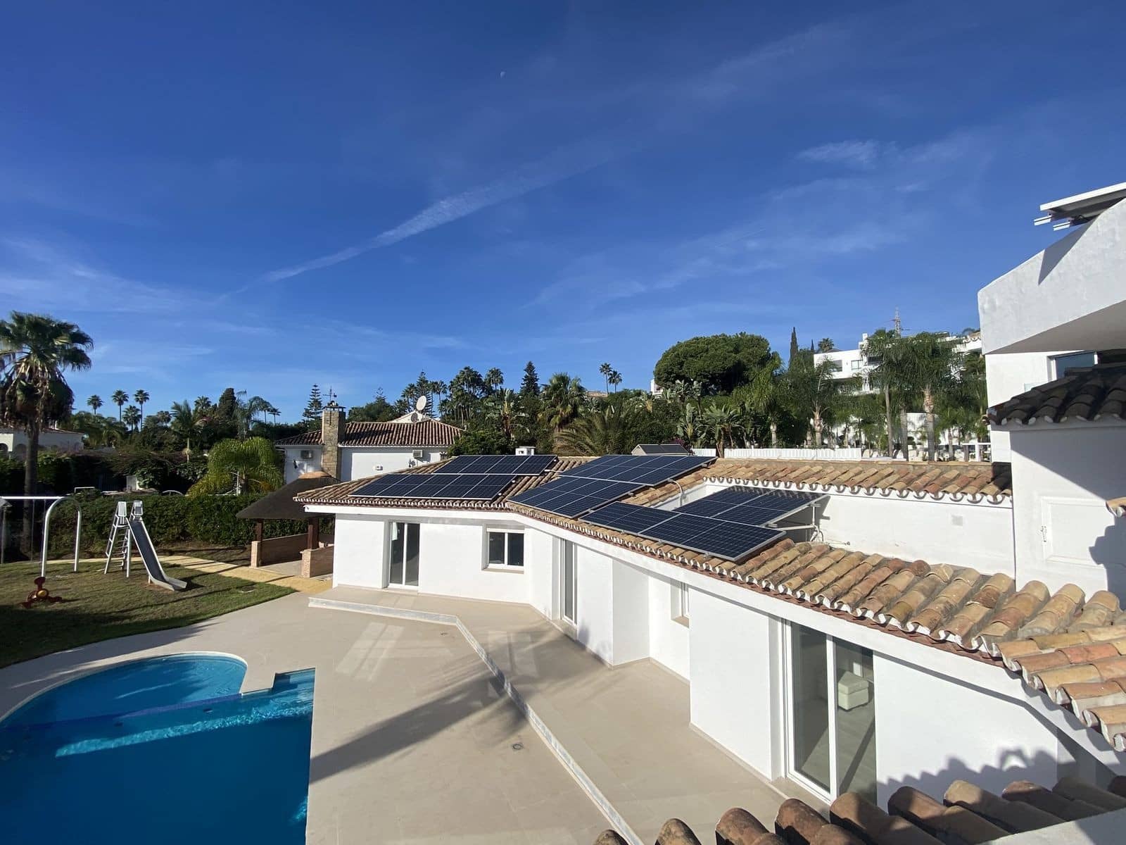 4 sovrum Villa till salu i El Paraiso med pool garage - 2 950 000 € (Ref: 9629823)