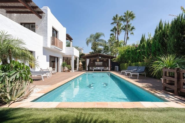 Chalet de 4 habitaciones en San Pedro de Alcantara, Marbella en venta con piscina garaje - 2.195.000 € (Ref: 9629824)