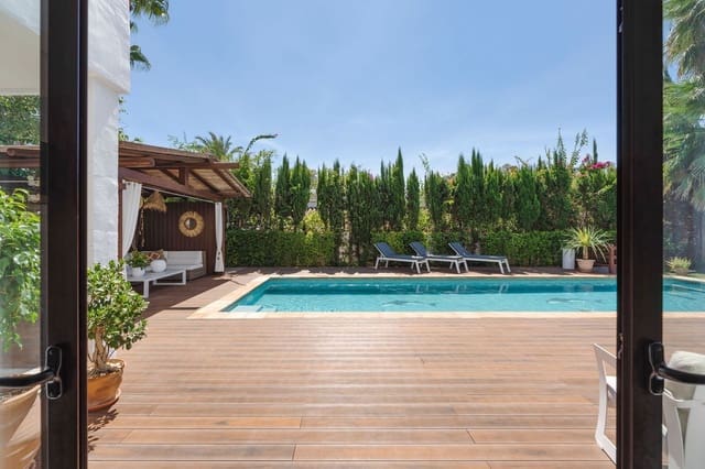 Chalet de 4 habitaciones en San Pedro de Alcantara, Marbella en venta con piscina garaje - 2.195.000 € (Ref: 9629824)