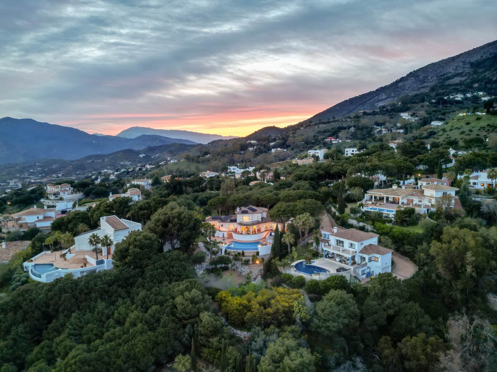 4 bedroom Villa for sale in Mijas with pool garage - € 1,500,000 (Ref: 9637252)