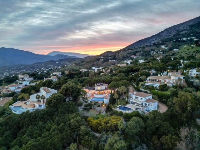 4 bedroom Villa for sale in Mijas with pool garage - € 1,500,000 (Ref: 9637252)