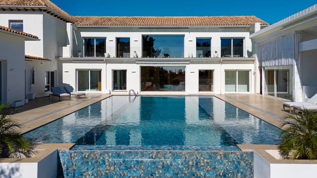 Chalet de 6 habitaciones en Guadalmina Alta, Marbella en venta con piscina garaje - 5.900.000 € (Ref: 9640345)