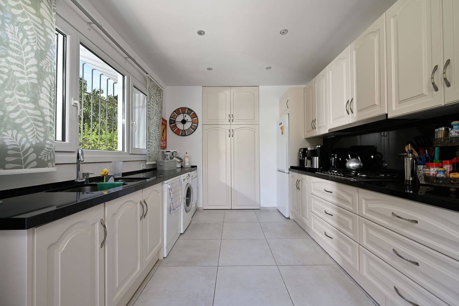 3 makuuhuone Huvila myytävänä paikassa Marbella mukana uima-altaan 
autotalli - 1 850 000 € (Ref: 9644658)