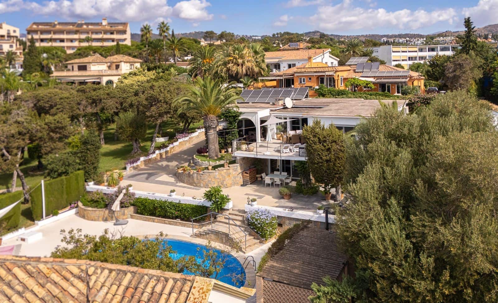 3 makuuhuone Huvila myytävänä paikassa Marbella mukana uima-altaan 
autotalli - 1 850 000 € (Ref: 9644658)