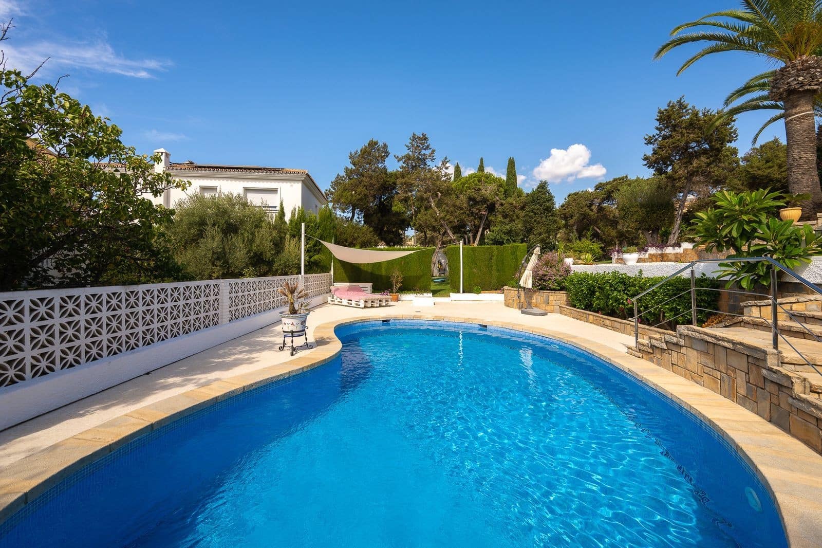 3 makuuhuone Huvila myytävänä paikassa Marbella mukana uima-altaan 
autotalli - 1 850 000 € (Ref: 9644658)