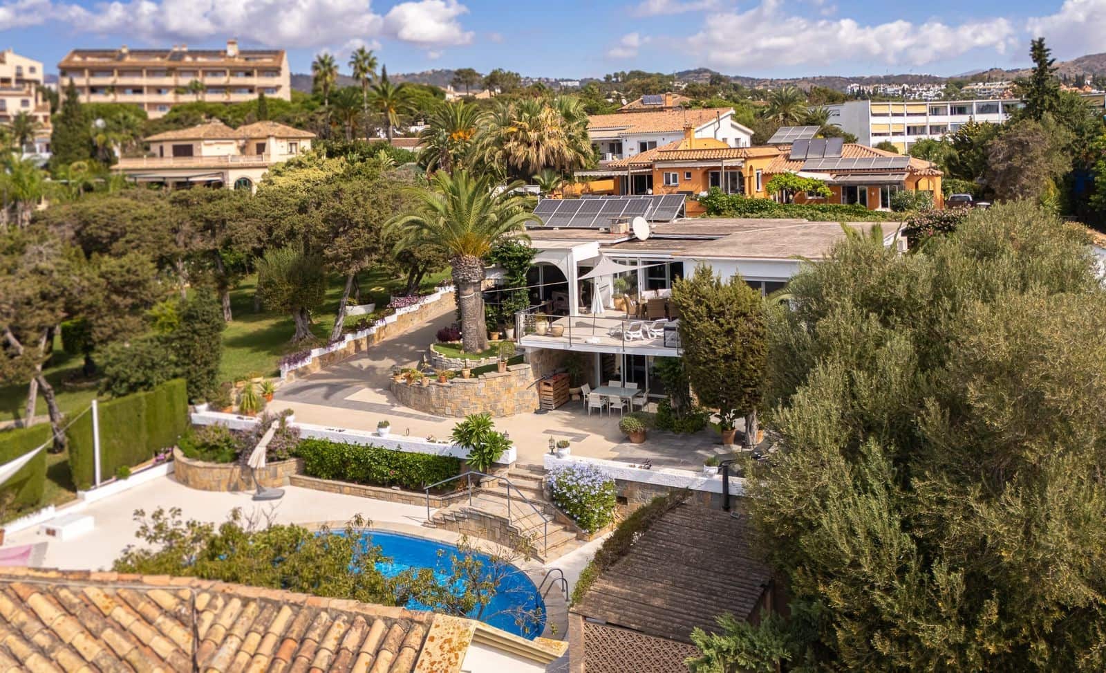 3 sypialnia Willa na sprzedaż w Marbella z basenem garażem - 1 850 000 € (Ref: 9644658)