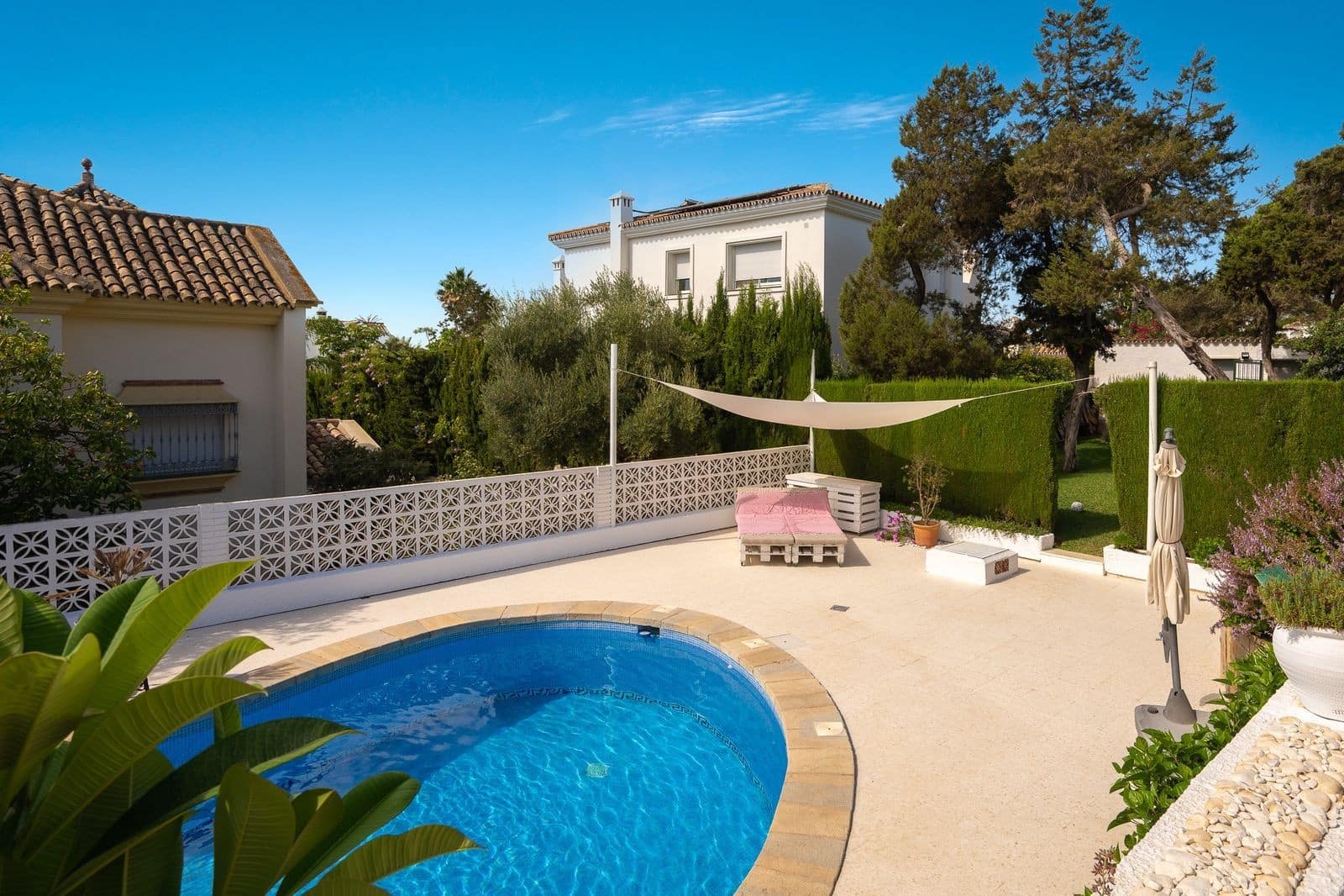 3 sypialnia Willa na sprzedaż w Marbella z basenem garażem - 1 850 000 € (Ref: 9644658)