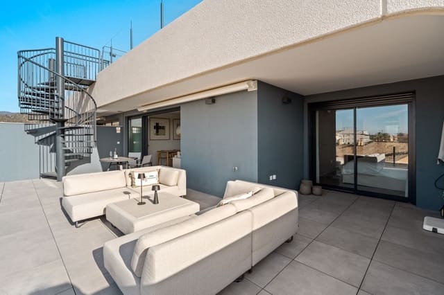 3 quarto Penthouse para venda em Estepona com piscina garagem - 925 000 € (Ref: 9644659)