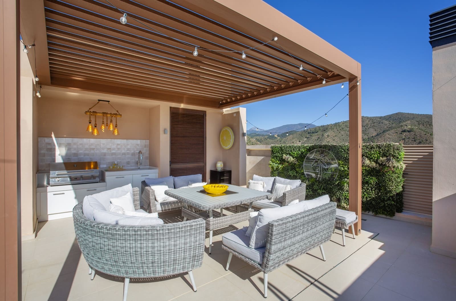 3 bedroom Penthouse for sale in Benahavis with pool garage - € 1,495,000 (Ref: 9647891)