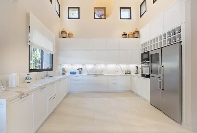 5 makuuhuone Huvila myytävänä paikassa Marbella mukana uima-altaan 
autotalli - 4 700 000 € (Ref: 9647892)