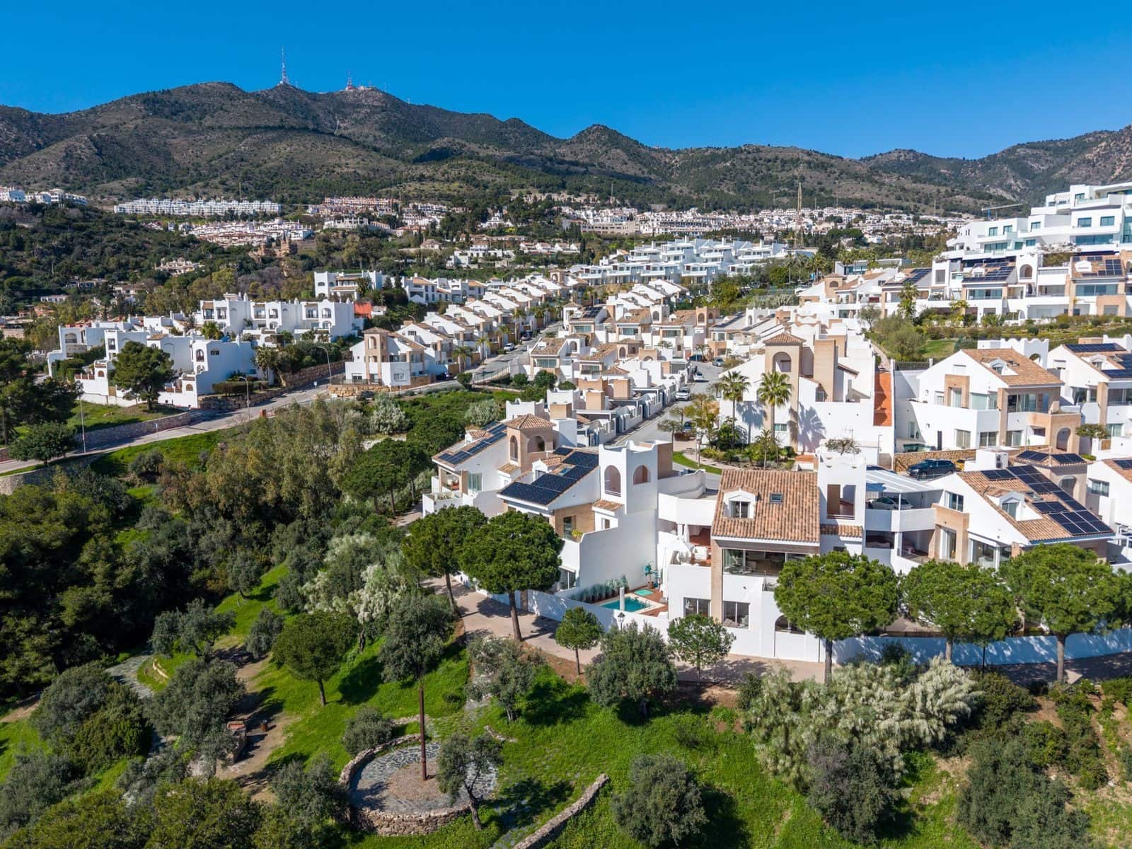 4 sypialnia Willa na sprzedaż w Benalmadena Costa z basenem garażem - 1 295 000 € (Ref: 9670250)