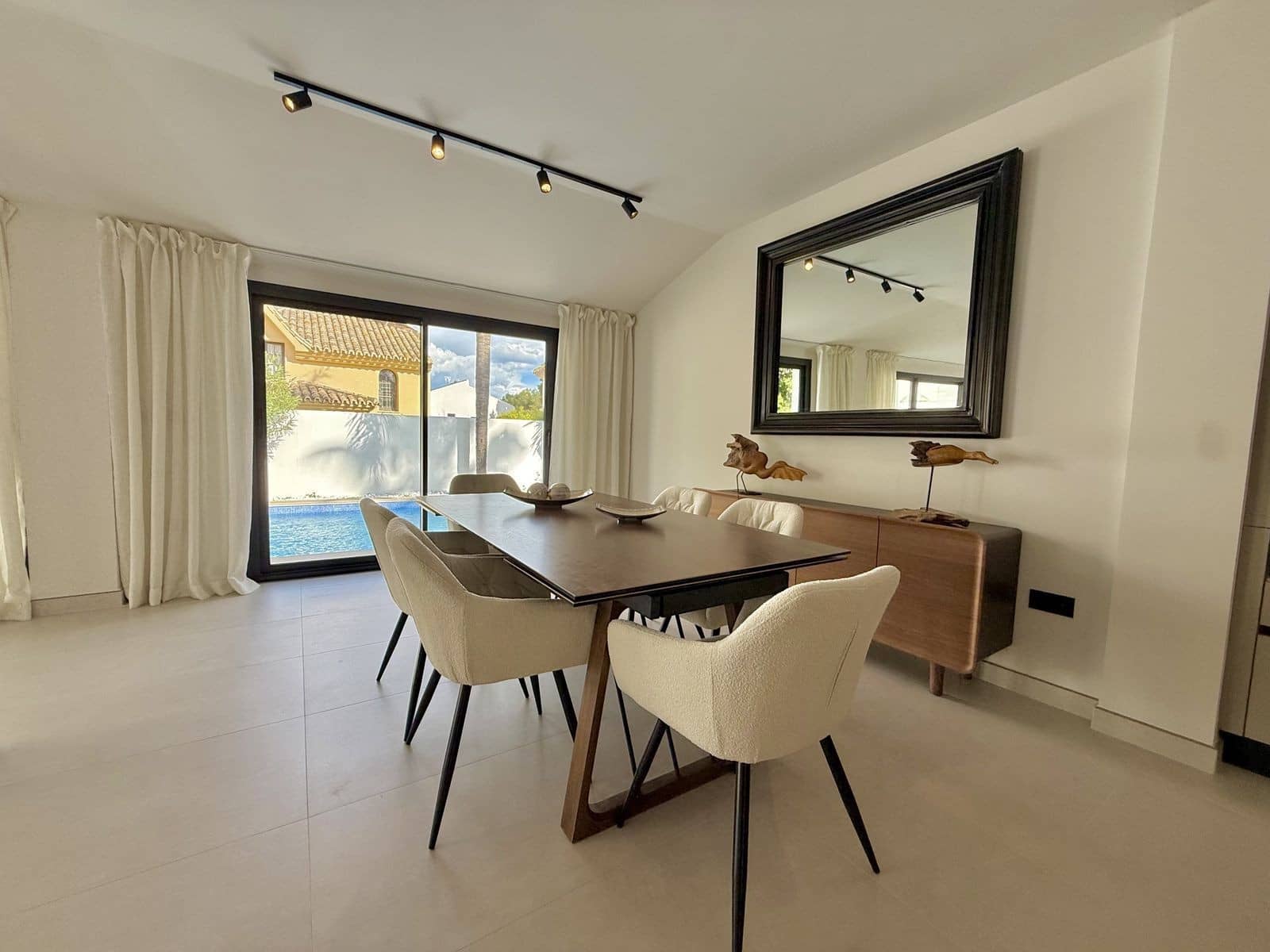 5 bedroom Villa for sale in Nueva Andalucia with pool garage - € 2,200,000 (Ref: 9695087)