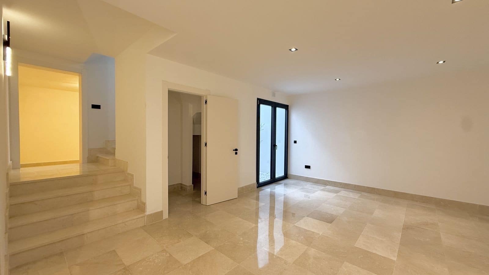 5 bedroom Villa for sale in Nueva Andalucia with pool garage - € 2,200,000 (Ref: 9695087)