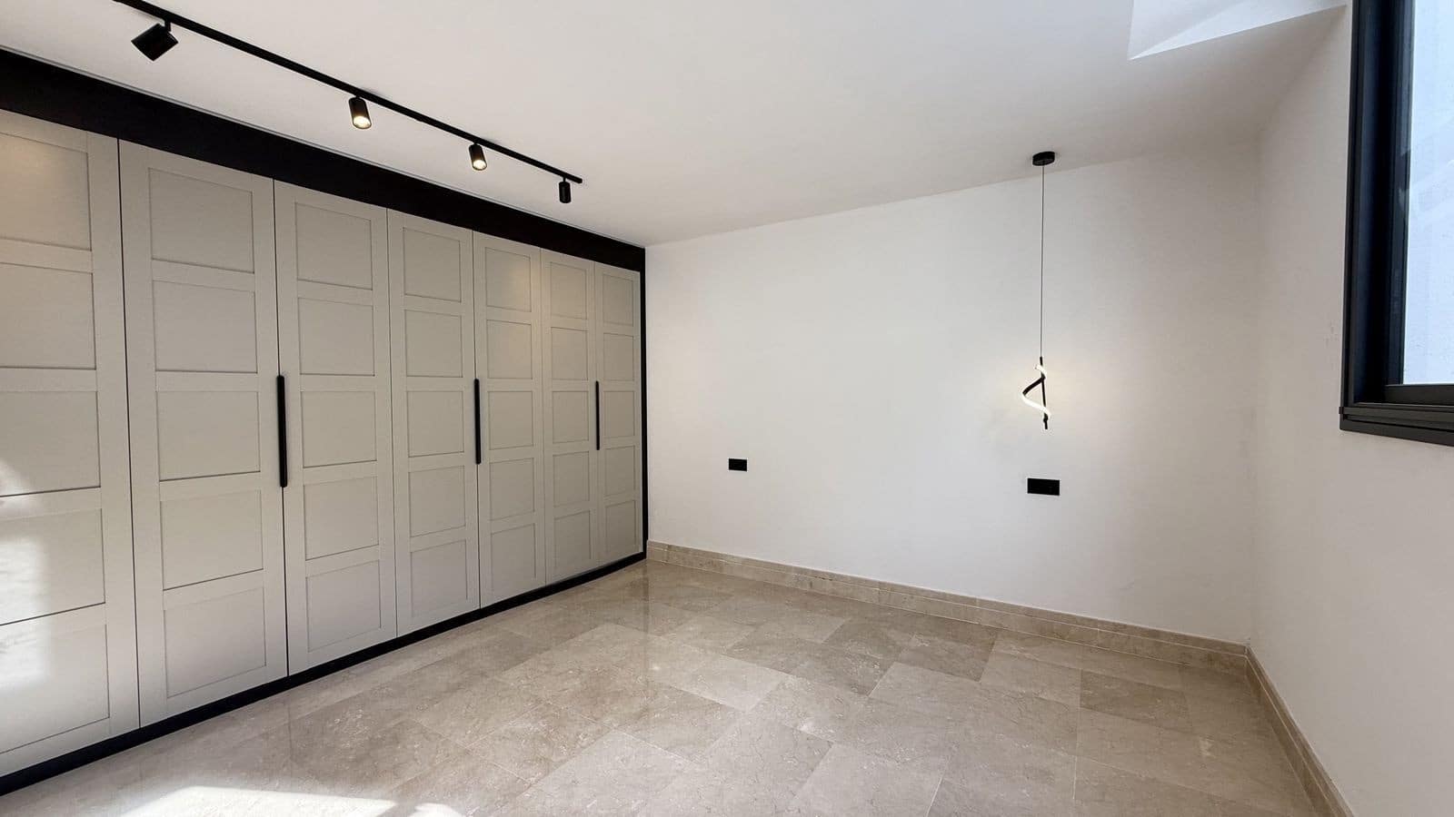 5 bedroom Villa for sale in Nueva Andalucia with pool garage - € 2,200,000 (Ref: 9695087)