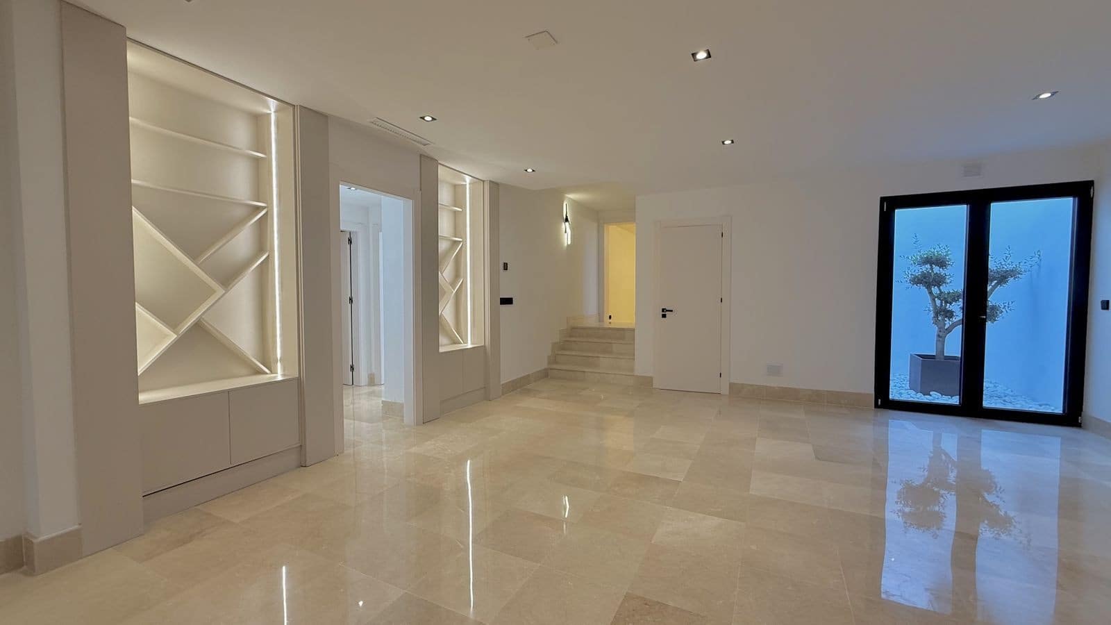 5 bedroom Villa for sale in Nueva Andalucia with pool garage - € 2,200,000 (Ref: 9695087)