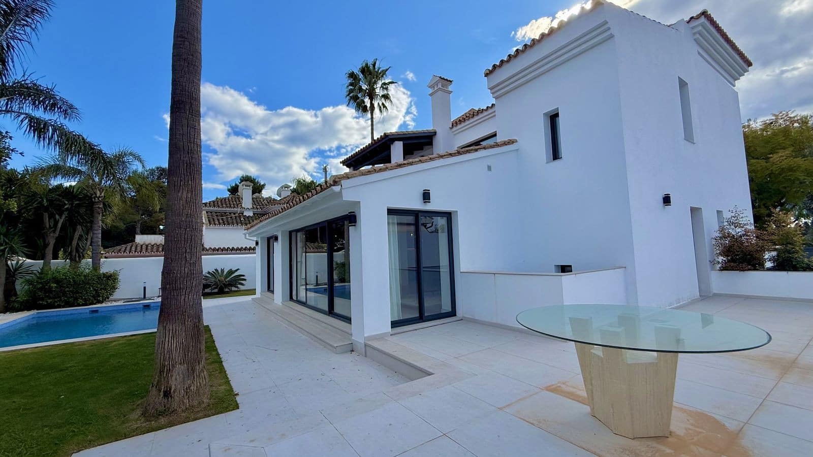 5 bedroom Villa for sale in Nueva Andalucia with pool garage - € 2,200,000 (Ref: 9695087)