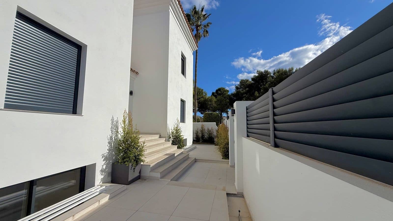 5 bedroom Villa for sale in Nueva Andalucia with pool garage - € 2,200,000 (Ref: 9695087)