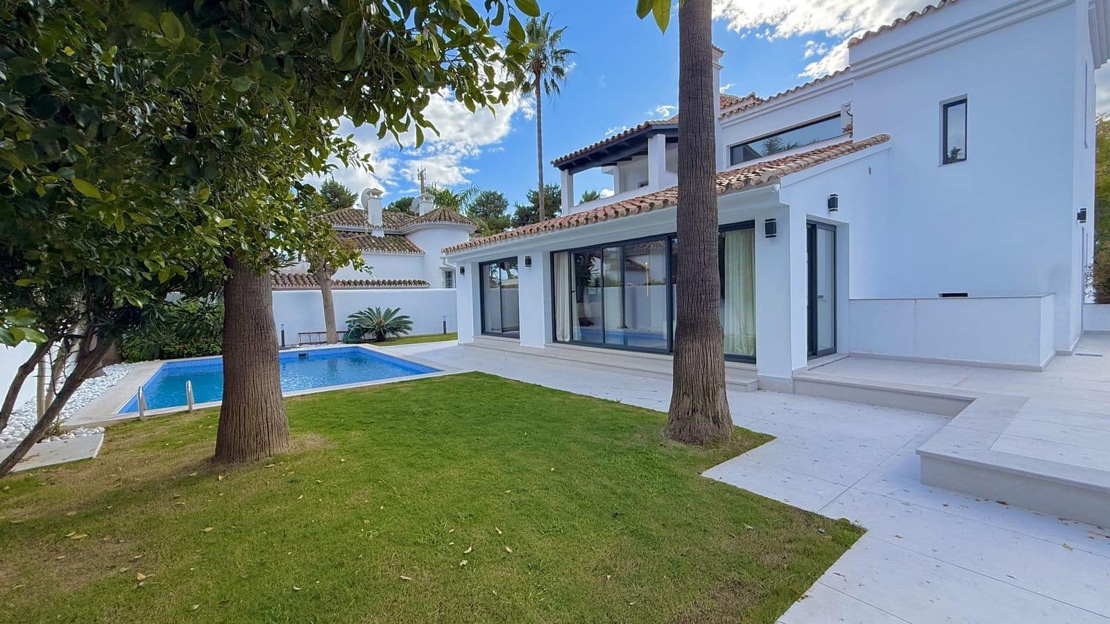5 bedroom Villa for sale in Nueva Andalucia with pool garage - € 2,200,000 (Ref: 9695087)