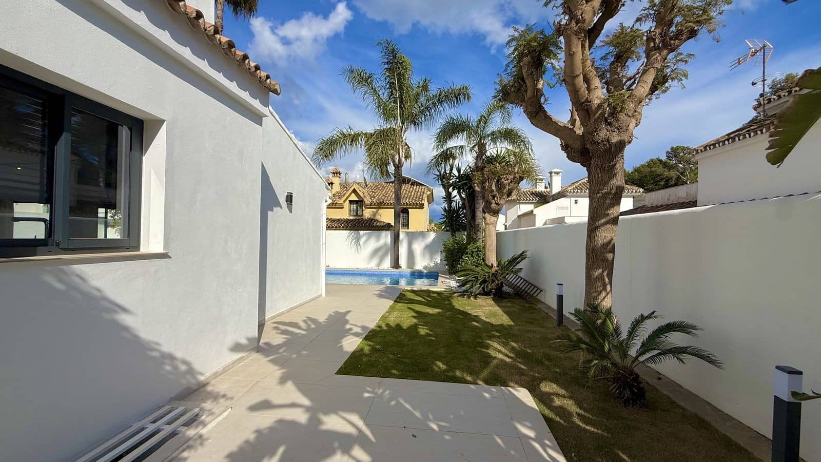 5 bedroom Villa for sale in Nueva Andalucia with pool garage - € 2,200,000 (Ref: 9695087)