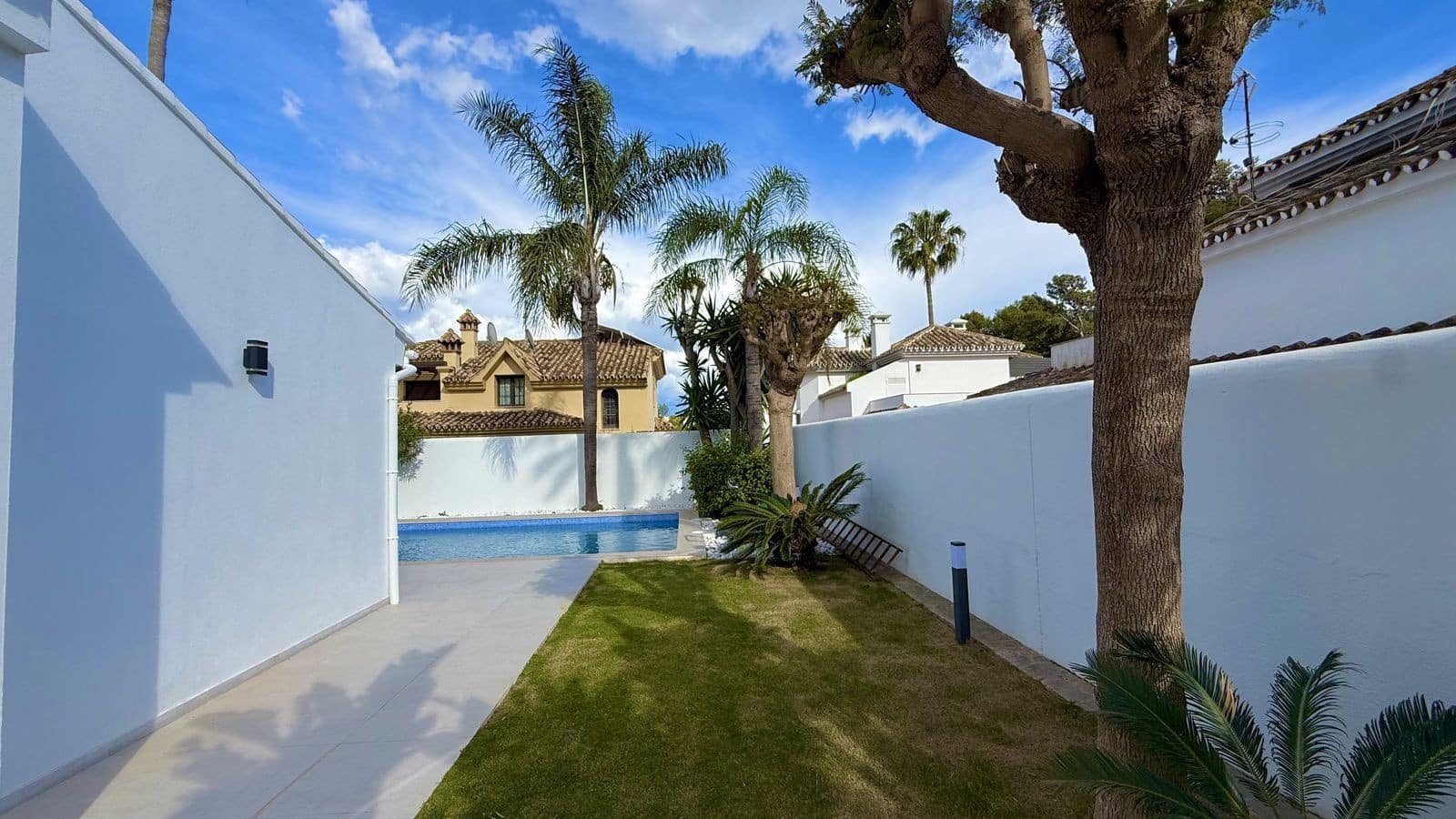 5 bedroom Villa for sale in Nueva Andalucia with pool garage - € 2,200,000 (Ref: 9695087)