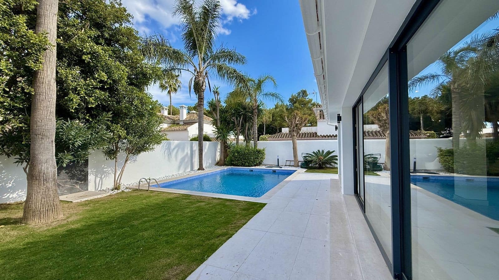 5 bedroom Villa for sale in Nueva Andalucia with pool garage - € 2,200,000 (Ref: 9695087)
