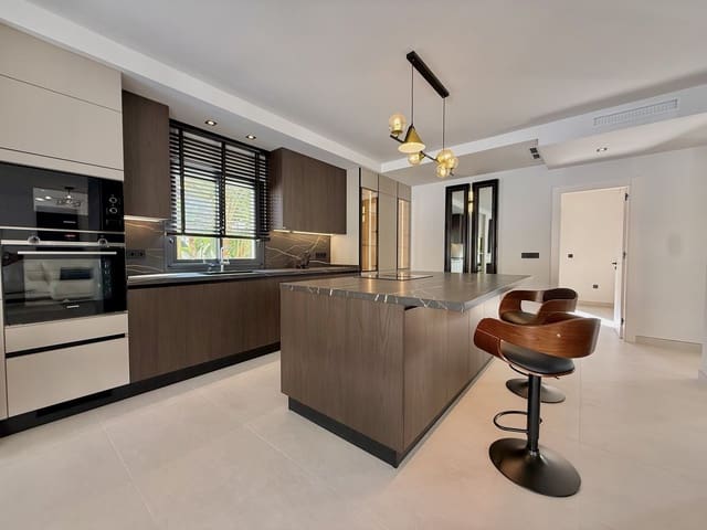 Chalet de 5 habitaciones en Nueva Andalucia, Marbella en venta con piscina garaje - 2.200.000 € (Ref: 9695087)