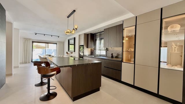 Chalet de 5 habitaciones en Nueva Andalucia, Marbella en venta con piscina garaje - 2.200.000 € (Ref: 9695087)