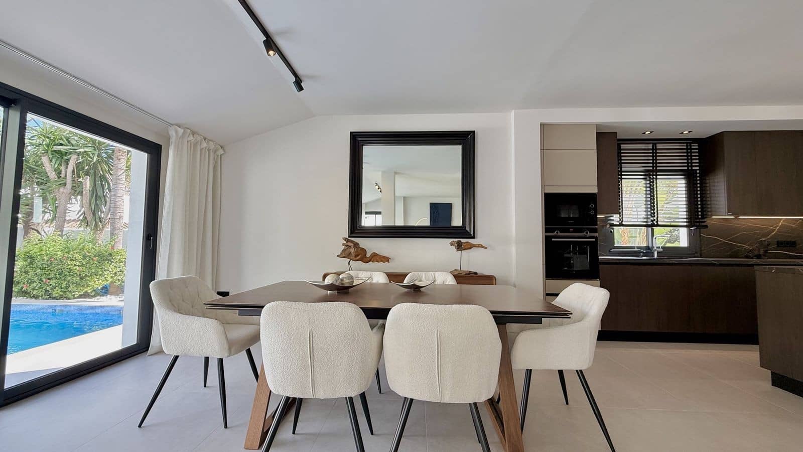5 bedroom Villa for sale in Nueva Andalucia with pool garage - € 2,200,000 (Ref: 9695087)