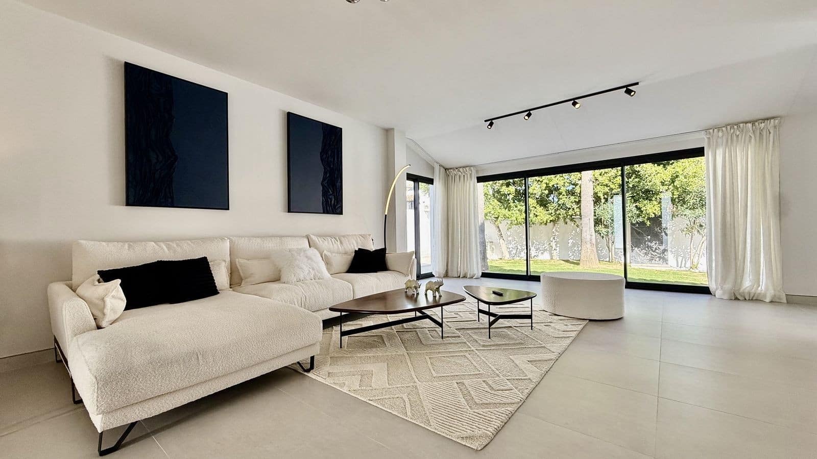 5 bedroom Villa for sale in Nueva Andalucia with pool garage - € 2,200,000 (Ref: 9695087)