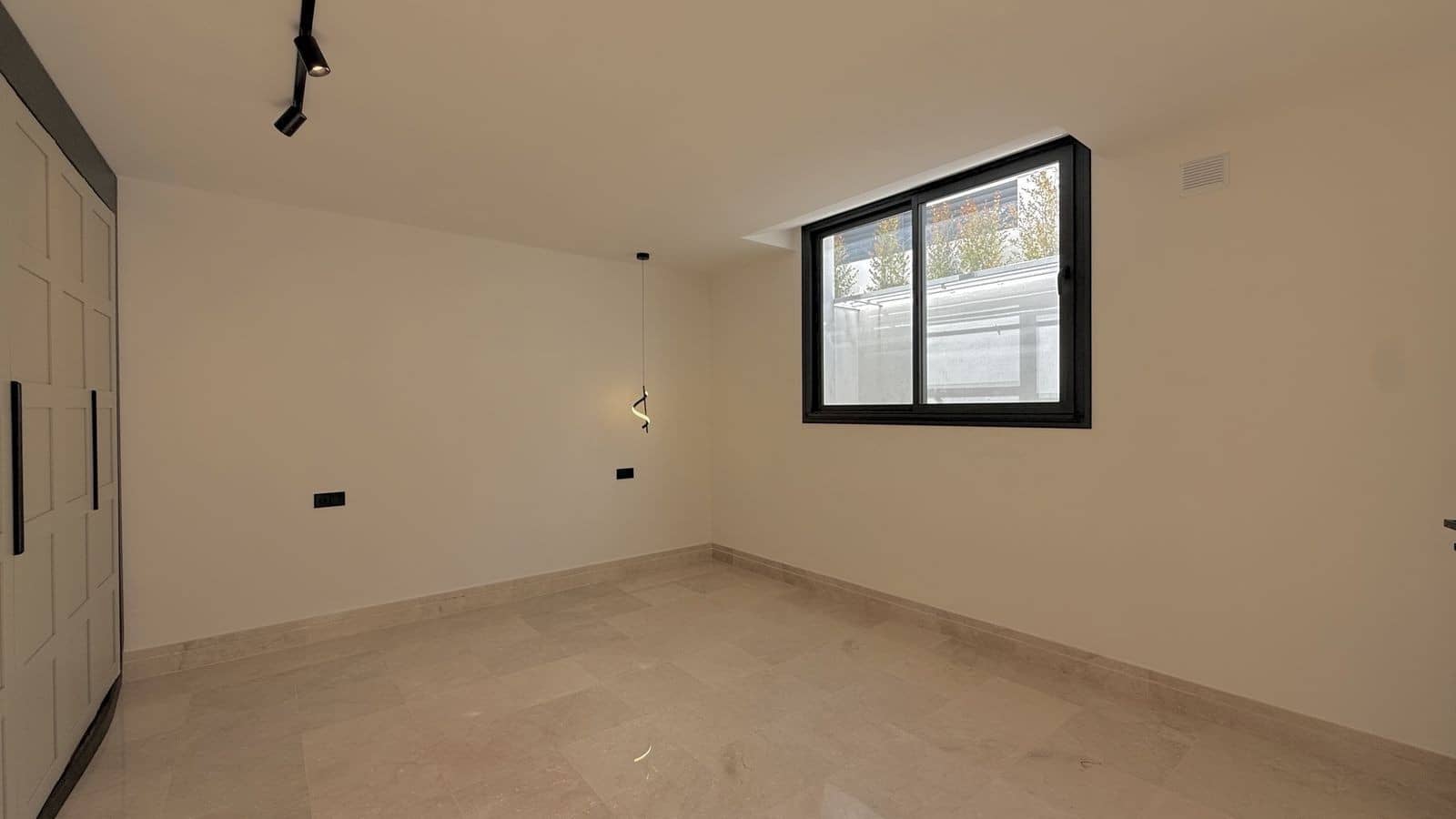 5 bedroom Villa for sale in Nueva Andalucia with pool garage - € 2,200,000 (Ref: 9695087)