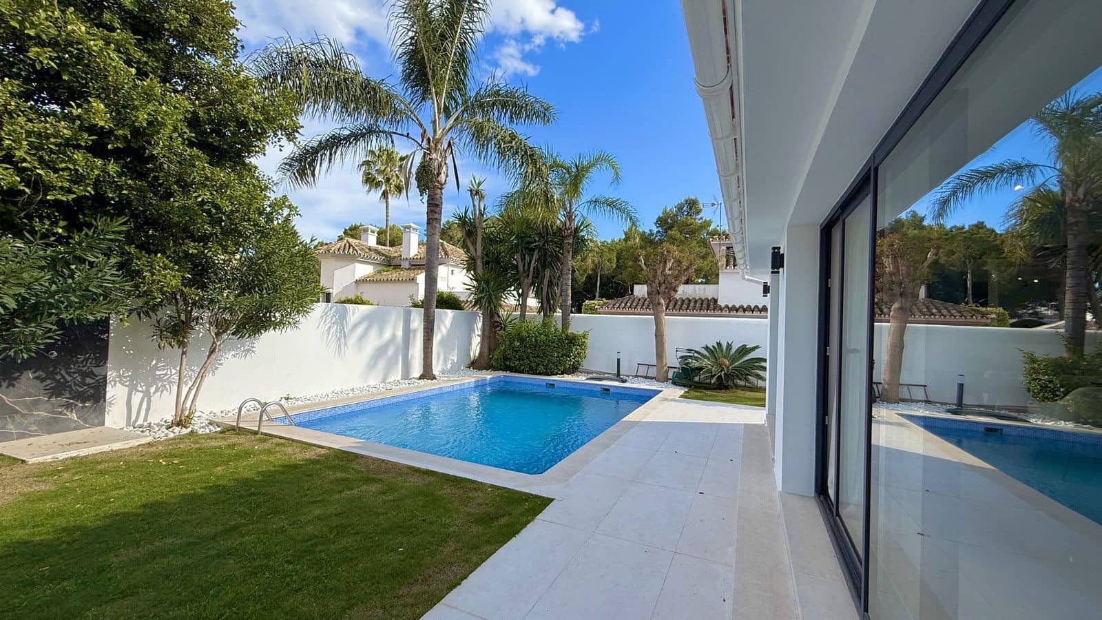 5 bedroom Villa for sale in Nueva Andalucia with pool garage - € 2,200,000 (Ref: 9695087)