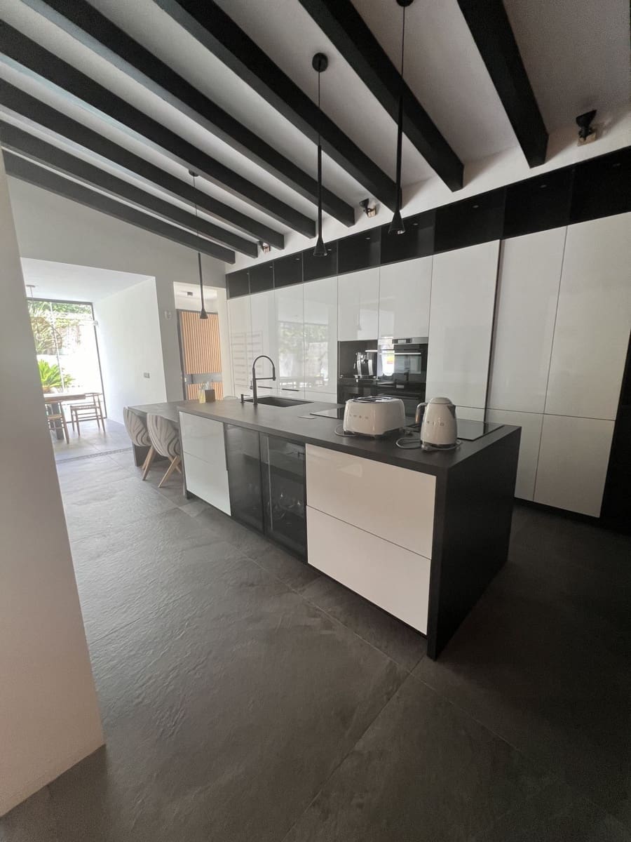 4 bedroom Villa for sale in Nueva Andalucia with pool garage - € 1,595,000 (Ref: 9695088)